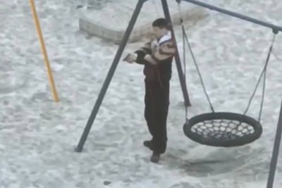 В Якутске заметили молодого человека с неизвестным оружием на детской площадке