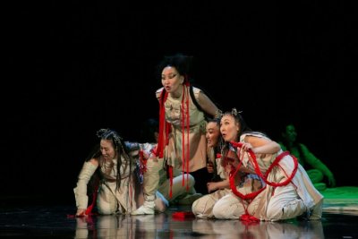 Якутский спектакль «Кыыс Дэбилийэ» показали в Алматы