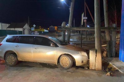 Пьяный водитель въехал в опору уличного освещения в Якутске