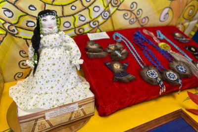 В Оймяконском районе в День республики открыли выставку кукол в национальных костюмах