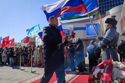 Депутаты гордумы возложили цветы к памятникам государственным и политическим деятелям Якутии