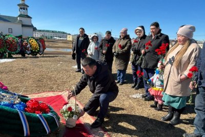 К могиле первого президента Якутии возложили цветы