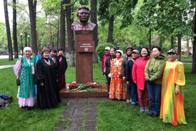 Журналисты из Якутии почтили память Максима Аммосова в Кыргызстане