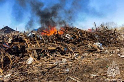 Пожарные в Якутии три раза выезжали на возгорания мусора за полдня