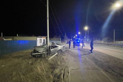 Автомобиль врезался в опору освещения в Якутске. Пострадали три человека UPD