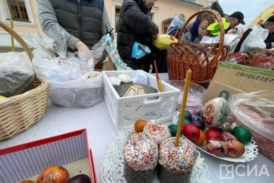Фото: в Якутске освящают куличи и яйца на Пасху
