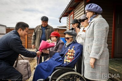 Для 98-летнего ветерана ВОВ Романа Николаева в Якутске организовали мини-концерт