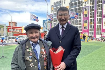 С наступающим Днем Победы в Якутске поздравили ветерана Великой Отечественной войны Петра Яковлева