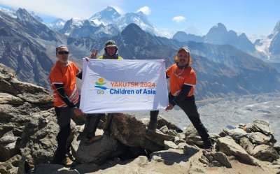 Команда альпинистов установила флаг VIII игр «Дети Азии» на вершине Айленд-Пик в Непале