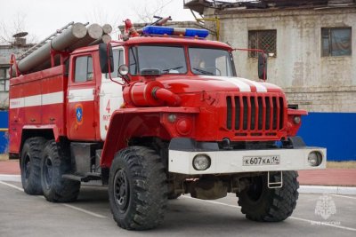 Студенческой добровольной команде Верхневилюйского техникума вручили пожарный автомобиль