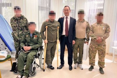 Глава Якутии навестил в реабилитационном центре участников СВО