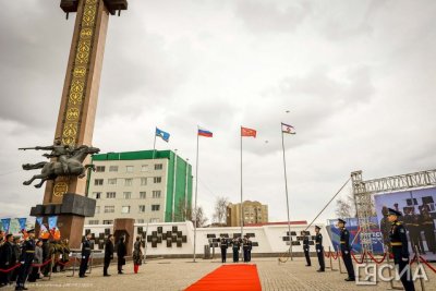 В Якутске подняли символ Знамени Победы