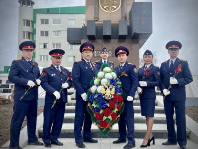 В Якутске сотрудники Следственного комитета почтили память павших солдат и возложили цветы к Вечному огню /  Якутск  Республика Саха (Якутия)