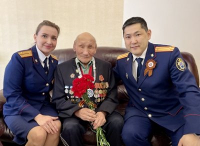 «Живём благодаря Вам» - следователи поздравили ветерана Великой Отечественной войны с Днём Победы