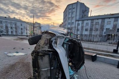 При попытке скрыться от ДПС пьяный водитель опрокинул автомобиль на площади Дружбы в Якутске