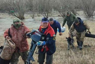 Четырех охотников, застрявших на острове, эвакуировали в Хангаласском районе / ЯСИА   