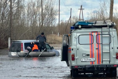 Помощь спасателей потребовалась автомобилистам, застрявшим в ручье в Якутске / ЯСИА Якутск  Республика Саха (Якутия)