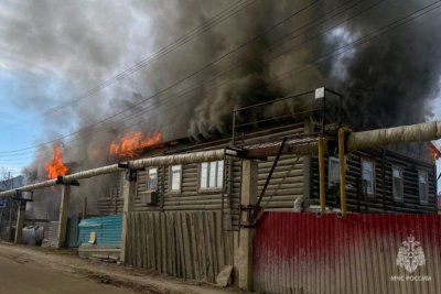 При пожаре в жилом доме в Якутске погибли два человека, в том числе ребенок UPD