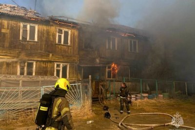 При пожаре в многоквартирном деревянном доме в Якутске пострадал мужчина