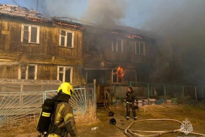 Пожар произошел в деревянном многоквартирном доме в Якутске