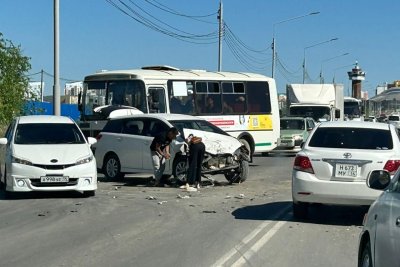 В Якутске маршрутный автобус попал в ДТП / Саина Титова Якутск  Республика Саха (Якутия)