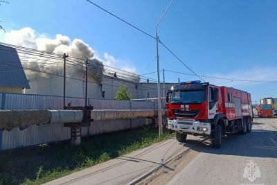 На улице Очиченко в Якутске произошёл пожар на складе магазина сантехники / Анна Лебединская Якутск  Республика Саха (Якутия)