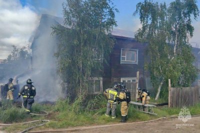 Пожар вспыхнул в многоквартирном деревянном доме в Якутске UPD / ЯСИА Якутск  Республика Саха (Якутия)