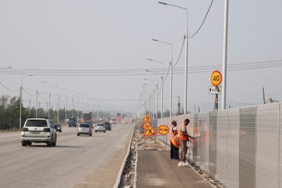 В Якутске на трассе по Покровскому тракту приступили к установке шумозащитных экранов / ЯСИА Якутск  Республика Саха (Якутия)