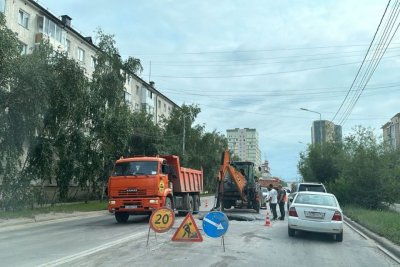 В Якутске дорожники устраняют провал на месте старого коллектора на улице Дзержинского / ЯСИА Якутск  Республика Саха (Якутия)