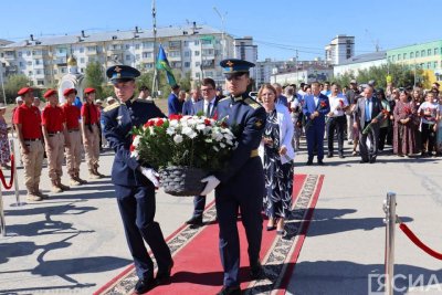 В Якутске возложили цветы к мемориальной плите «город-герой Москва» / Дьулустаан Сергеев Якутск  Республика Саха (Якутия)