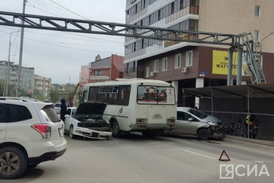 ДТП с участием автобуса и нескольких машин произошло в Якутске / Нарыйа Пахомова Якутск  Республика Саха (Якутия)