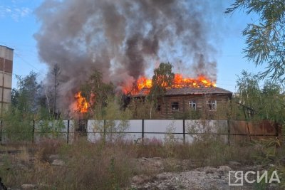 Пожар вспыхнул в деревянном доме в Якутске / Саина Титова Якутск  Республика Саха (Якутия)