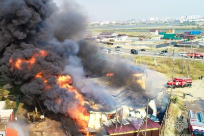 Пожарные спасли пять зданий от возгорания во время крупного пожара в Якутске / ЯСИА Якутск  Республика Саха (Якутия)