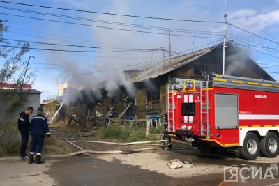 В Якутске загорелся двухэтажный деревянный дом / Николай Борисов   