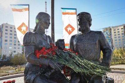 В честь Дня города Якутска к памятнику Семену Дежневу и Абакаяде возложили цветы / Николай Борисов   