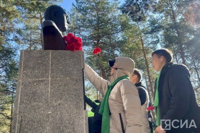 В Якутске возложили цветы к памятникам основателям лесного хозяйства / Майя Гоголева   