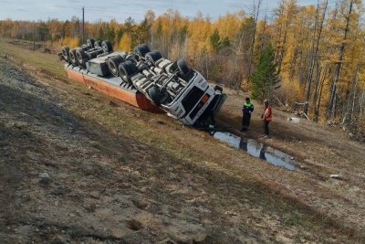 В Якутии пьяный водитель тягача совершил ДТП с опрокидыванием и разливом топлива / ЯСИА   