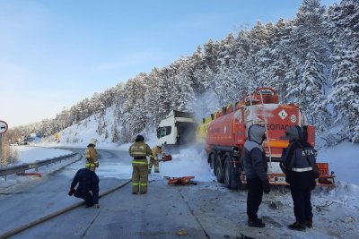 Около шести кубов дизельного топлива вытекло на месте ДТП с участием бензовоза в Якутии / ЯСИА   