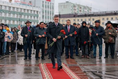 Премьер Якутии Кирилл Бычков возложил цветы к памятнику Платону Ойунскому / ЯСИА   