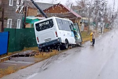 В Нюрбинском районе маршрутный автобус врезался в столб. Пострадали пассажиры / Мария Горохова   