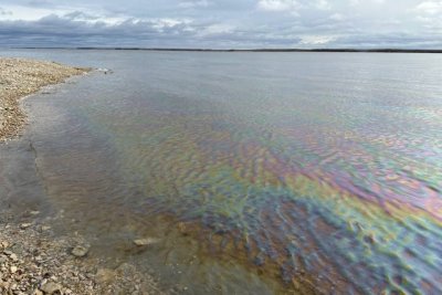 В Якутии неизвестные разлили нефть на реке Лене / Саина Титова   