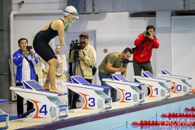 Анастасия Диодорова совершила золотой заплыв в Якутске перед сотнями зрителей / Дьулустаан Сергеев   