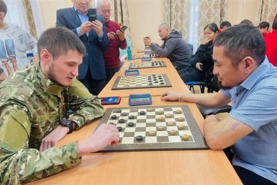 Турнир по русским шашкам провели среди ветеранов и семей участников СВО в Якутске / ЯСИА   