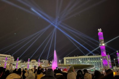 Фото и видео: жители и гости Якутска пришли полюбоваться на обновленную площадь Ленина / ЯСИА Якутск Якутск Республика Саха (Якутия)