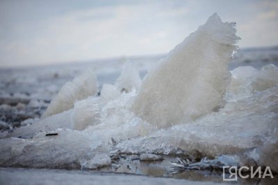 Снегоход с супружеской парой провалился под лед в Среднеколымском районе / ЯСИА   