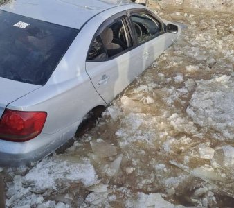 Автомобиль с пассажирами упал в воду при заезде на паром в Верхневилюйском районе / Саина Титова   