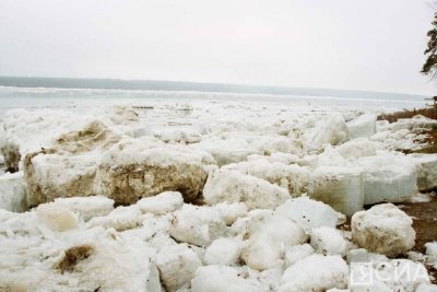 В Усть-Майском районе на обледеневшей реке застряли три моторные лодки / ЯСИА   