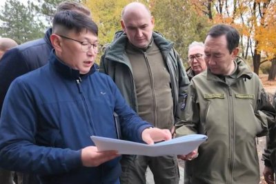 Глава Якутии проверил ход работ в подшефном городе Докучаевске в ДНР / ЯСИА   