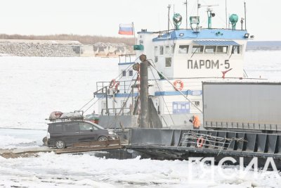 Паромную переправу Якутск — Нижний Бестях закроют раньше обычного срока / ЯСИА   