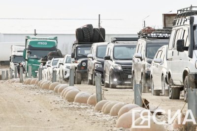 На паромной переправе Якутск — Нижний Бестях наблюдается скопление автомобилей / Мария Горохова   